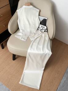 GlowEve Bộ vest không tay cổ chữ V màu mơ bằng satin với khuy cài kim loại phía trước, kết hợp cùng quần ống rộng, tạo nên một bộ trang phục thanh lịch và tinh tế cho Ngày Valentine, Lễ Phục Sinh, Ngày Quốc tế động, Sinh nhật, Hẹn hò, Tiệc tùng, Các dịp trang trọng, Trang phục giáo viên, Phong cách đường phố năng động, Bộ thời trang 2 mảnh mùa xuân/hè. - Màu be - Xem 2