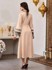 SHEIN Najma 女式方领系带缎面花卉饰边拼接腰部喇叭袖连衣裙 - 粉色 - 查看 2