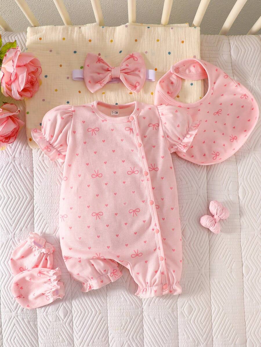 SHEIN 4件套新生女宝宝礼盒 | 粉色短袖连体衣+发带+围兜+手套，爱心蝴蝶结印花，荷叶边装饰，柔软亲肤，适合婴儿派对、聚会、拍照等场合 - 粉色 - 查看 1
