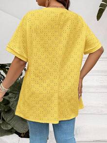 SHEIN LUNE Áo thun nữ cỡ lớn thêu họa tiết nhuộm tie-dye hai túi dáng rộng thoải mái, thích hợp mặc mùa xuân, mùa hè, lễ Phục sinh, phong cách miền Tây, toàn màu trắng, thích hợp mặc ở sân bay, áo mùa hè dễ thương kiểu Kawaii - Màu vàng - Xem 2