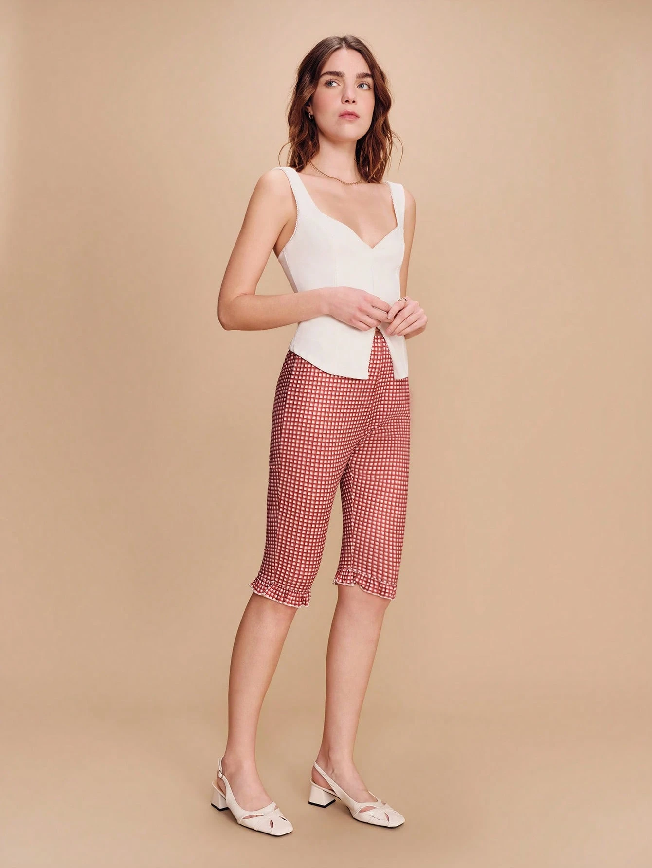 Schwarze Capri-Hose mit Jacquard-Strick, weißem Blumenmuster und Rüschendetails, süßer Stil