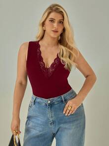 SHEIN Essnce 大码女装春夏时尚优雅休闲舒适性感深V蕾丝拼接紧身背心，曲线上衣，女士夏季穿搭，性感黑色上衣，情人节服装，外出上衣 - 酒紅色 - 查看 2