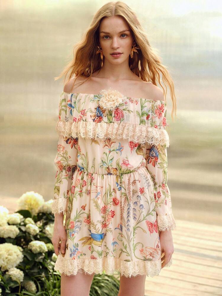 VESTIDO CURTO ROMÂNTICO PARA MULHERES, COM OMBROS À MOSTRA, RENDA FLORAL, BABADO NA BARRA E CINTURA MARCADA, PRIMAVERA/VERÃO