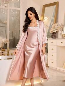 LuxeNights طقم ملابس نوم أنيقة للنساء يتكون من فستان كامي من الساتان وروب - وردي المرجاني - مشاهدة 5