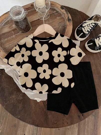 一套女婴休闲可爱碎花短袖圆领T恤和短裤套装，适合外出和度假，春夏季节穿着。