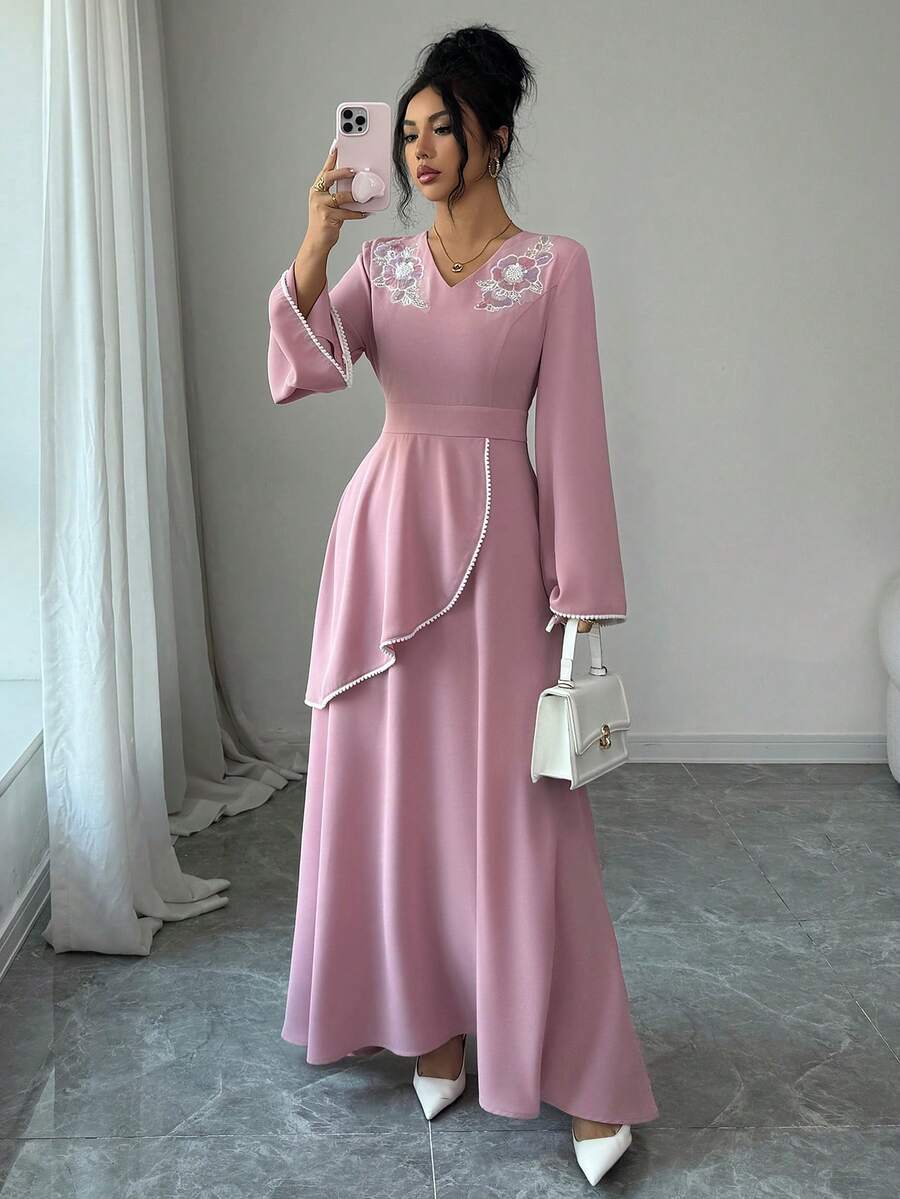 Al Najma 女士优雅V领花卉贴花喇叭袖阿拉伯风格连衣裙 - 粉色 - 查看 1