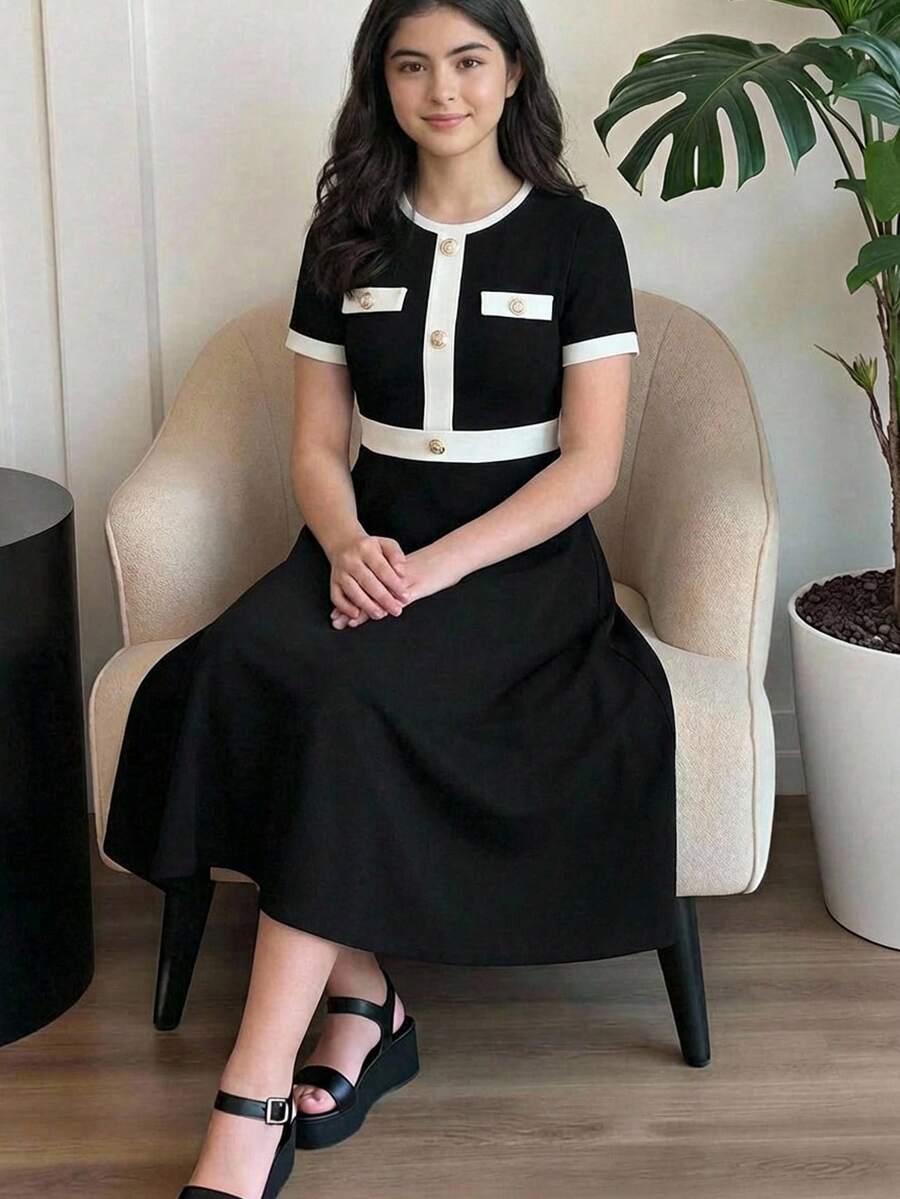 SHEIN 少女春夏休闲/工作优雅黑白拼接纽扣装饰荷叶边下摆修身短袖连衣裙 - 黑與白 - 查看 1