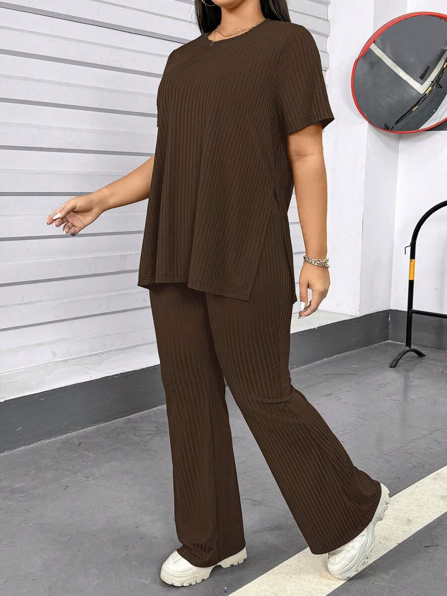 SHEIN Essnce 大码女装春夏时尚休闲运动舒适高弹黑色基础款带口袋日常短袖T恤和裤子两件套,适合机场穿搭、裤装套装、街头风、教堂服、家居服、Y2K风格服饰、夏季女装 - 棕色 - 查看 1