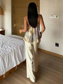 DAZY Bộ đồ ngủ nữ quyến rũ gồm áo hai dây in họa tiết da báo và quần pajama satin rộng rãi. - Màu Khaki - Xem 2