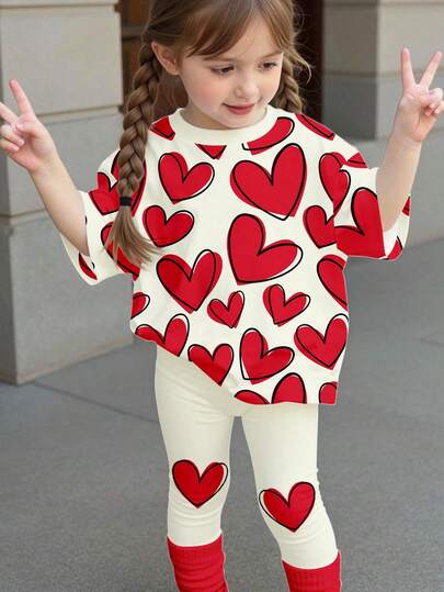 SHEIN 女婴奶油白和酒红色可爱复古撞色手绘涂鸦爱心印花休闲宽松圆领短袖T恤和打底裤套装，适合春夏穿着