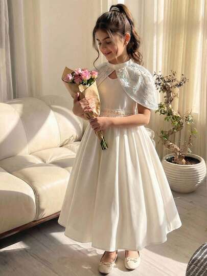 Conjunto de dos piezas para niñas preadolescentes que presenta un vestido camiseta blanco con elegante ribete de perlas en la cintura y un chal a juego con lentejuelas, creando un encantador estilo de princesa árabe.