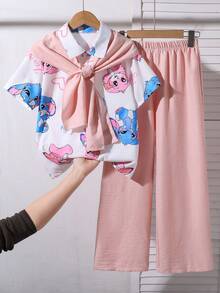 少女印花短袖上衣和长裤两件套。上衣印满可爱的史迪奇和天使图案，配有可拆卸的浅粉色披肩和同色系高腰阔腿裤。采用舒适亲肤面料，这款甜美亮丽的套装非常适合休闲外出、玩耍和日常穿着，将趣味卡通魅力与舒适百搭的设计完美结合。 - 粉色 - 查看 3