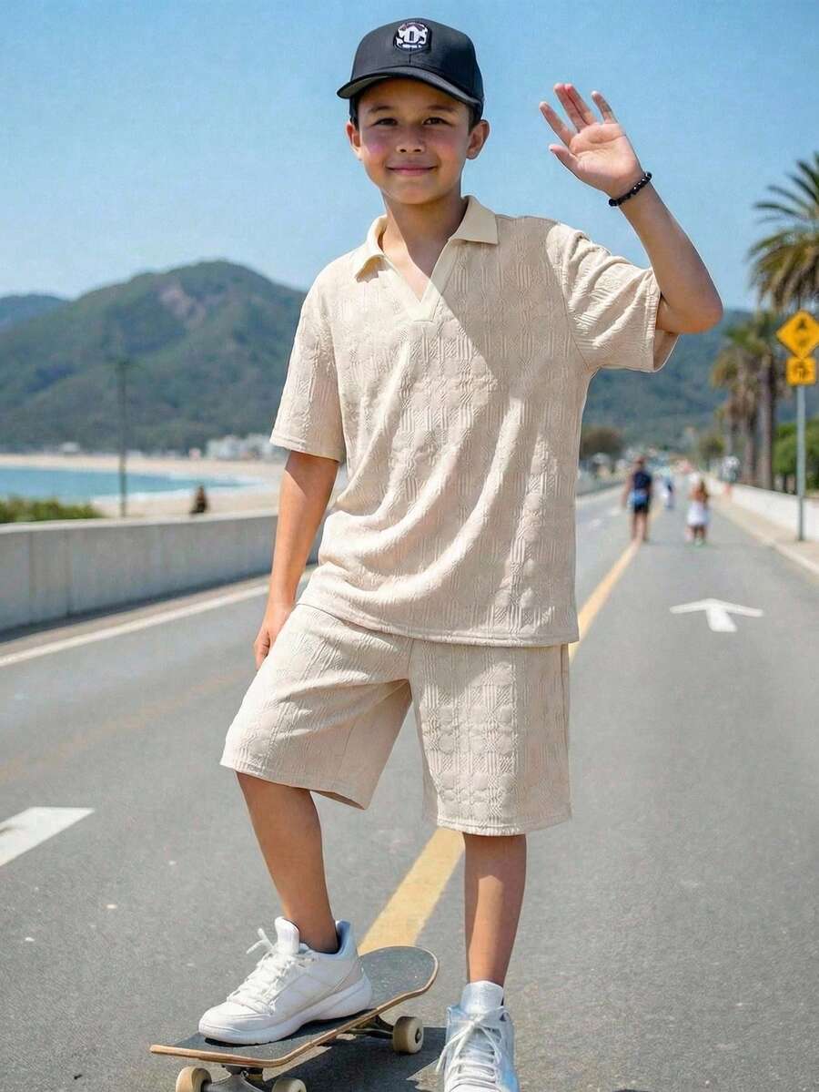 SHEIN 两件套男童纹理面料 Polo 衫(带领拉链)和纹理面料短裤套装,舒适休闲度假风,适合户外玩耍、街头摄影、派对、城市漫步等场合。 - 杏色 - 查看 1