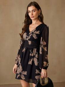 Revavyn 优雅女士雪纺V领褶皱腰部喇叭下摆短连衣裙，简约奢华浪漫印花 - 黑色 - 查看 3