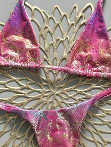 Swim SXY 性感泳装两件套，蛇纹挂脖三角文胸配侧系带丁字裤，春夏海滩度假 - 玫紅色 - 查看 4