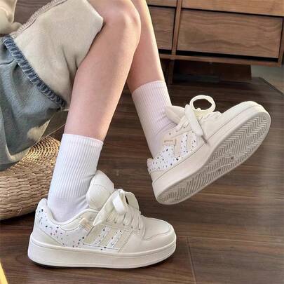 ISPORTE Zapatillas de tenis blancas para mujer. Zapatillas deportivas con cordones y puntera redondeada en una vibrante combinación de colores. Adornadas con ribetes a rayas y detalles multicolores. Ideales para salidas en San Valentín.