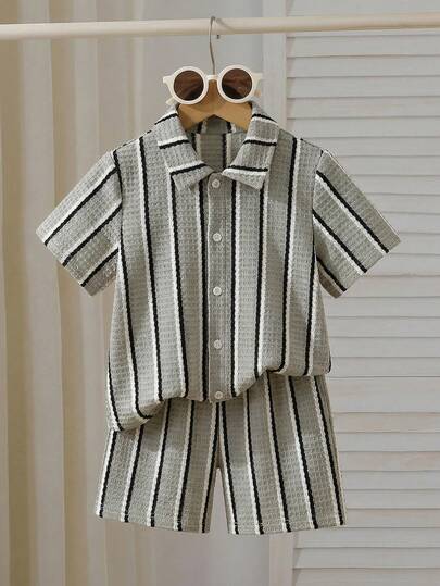 SHEIN Streecool Kids 2pcs Young BoyTextured Stripe Knit Shirt And Shorts Set