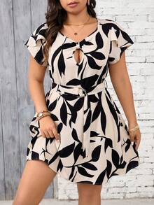 SHEIN Frenchy Đầm cỡ lớn cổ tim tay ngắn họa tiết hoa cánh hoa khoét rỗng phối màu tương phản - Màu Khaki - Xem 5