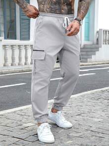 Manfinity Homme 加大码男士休闲多口袋工装裤，适合日常休闲穿着、周末外出、旅行、与朋友聚会等场合。这款百搭长裤是男士衣橱必备单品，也是送给男友或丈夫的绝佳礼物。适合男士日常休闲、周末旅行、户外活动、探险旅行、轻松的工作环境或半正式场合，也是送给男友/丈夫、周年纪念/生日、派对、夏季假期、婚礼、春夏、复活节等场合的理想之选。这款男士现代修身浅灰色慢跑裤配有口袋和弹性裤脚，休闲百搭，灰色工装裤，慢跑裤，男士工装裤，男士长裤。 - 淺灰色 - 查看 4
