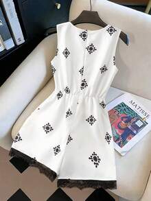 GlowEve Bộ jumpsuit không tay họa tiết hình học với phần eo thắt gọn và quần short viền ren, phù hợp cho hẹn hò, đi làm, phong cách ngọt ngào và cá tính, tươi trẻ và năng động. - Đen và trắng - Xem 2