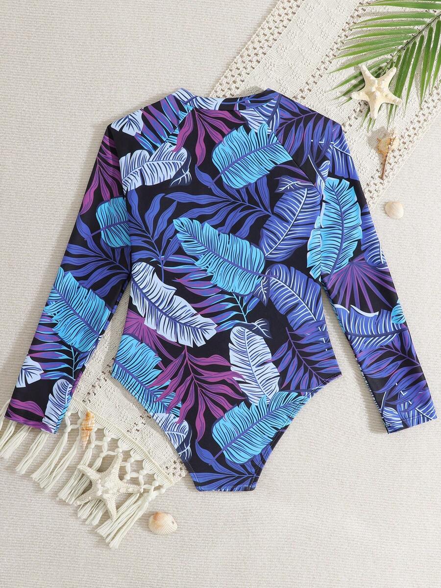SHEIN 随机印花女童连体泳衣,夏季新品。黑色纯色拼接度假风,采用黑白棕榈树图案面料,贴身设计凸显身材,风格独特。黑白极简都市风,适合女孩度假、海滩、游泳、水上乐园等场合穿着。长袖拉链设计,方便穿脱,更好地保护皮肤。也适合冲浪。 - 彩色 - 查看 1