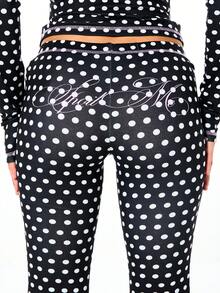 SUMWON WOMEN Quần legging ống loe cạp cao in chấm bi với đường may tương phản và chi tiết logo chữ viết, mang phong cách thời trang cổ điển retro. - Đen và trắng - Xem 1