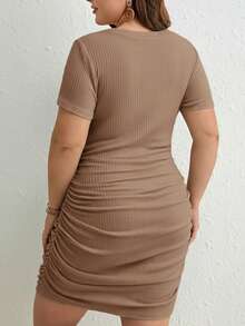 SHEIN Frenchy Gaun Pas Badan Kasual Musim Panas Ukuran Besar Warna Polos dengan Detail Kerut - Khaki - View 4