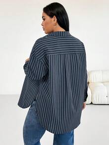 SHEIN Essnce Áo sơ mi nữ cỡ lớn thời trang thu đông, dáng rộng thoải mái, đa năng, tôn dáng, màu nâu kẻ sọc, cài nút, kiểu dáng đơn giản, thích hợp mặc hàng ngày và mặc đi làm. - Màu xanh hải quân - Xem 3