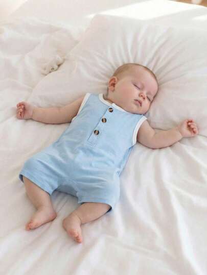 SHEIN Playful Pals เสื้อผ้าเด็กผู้ชาย คอกลม แขนกุด แต่งขอบ ตัดสี คลำลอง ติดกระดุมหน้า ผ่าครึ่งตัว