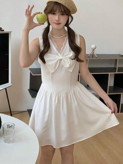 K-Vae 女士蕾丝边饰白色迷你连衣裙，收腰A字廓形，简约风格夏季连衣裙