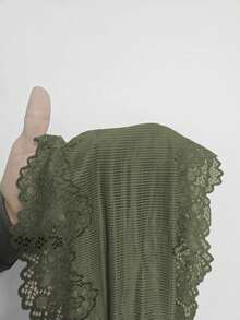 SHEIN Conjunto de pijama de camiseta y pantalones cortos de encaje sexy con decoración de cadena de perlas de imitación - Verde militar - Ver 3