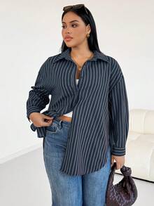 SHEIN Essnce Áo sơ mi nữ cỡ lớn thời trang thu đông, dáng rộng thoải mái, đa năng, tôn dáng, màu nâu kẻ sọc, cài nút, kiểu dáng đơn giản, thích hợp mặc hàng ngày và mặc đi làm. - Màu xanh hải quân - Xem 5