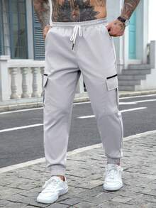 Manfinity Homme 加大码男士休闲多口袋工装裤，适合日常休闲穿着、周末外出、旅行、与朋友聚会等场合。这款百搭长裤是男士衣橱必备单品，也是送给男友或丈夫的绝佳礼物。适合男士日常休闲、周末旅行、户外活动、探险旅行、轻松的工作环境或半正式场合，也是送给男友/丈夫、周年纪念/生日、派对、夏季假期、婚礼、春夏、复活节等场合的理想之选。这款男士现代修身浅灰色慢跑裤配有口袋和弹性裤脚，休闲百搭，灰色工装裤，慢跑裤，男士工装裤，男士长裤。 - 淺灰色 - 查看 5