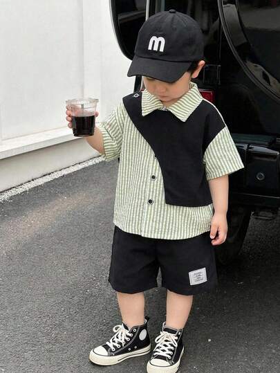 SHEIN 2 piezas Conjunto de camisa de manga corta y pantalones cortos de moda casual para niño pequeño con parches y contraste de colores, ropa urbana, adecuado para primavera/verano