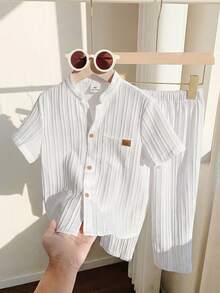 SHEIN 男童休闲运动套装，包含一件立领衬衫和一条裤子，采用纹理面料，适合儿童穿着，是返校季的理想选择。套装也适合生日派对、晚宴、演出、婚礼、洗礼、开幕式等场合，日常穿着舒适，适合上学、旅行、运动，尤其适合春夏季节。 - 彩色 - 查看 3