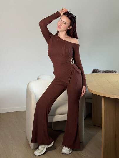 Abrilcols 女士时尚休闲两件套，不对称肩部褶饰下摆金属装饰长袖罗纹针织修身 T 恤 + 罗纹针织修身喇叭裤