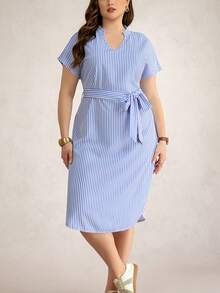 SHEIN LUNE 大码优雅女士度假休闲几何印花V领蝙蝠袖迷人连衣裙 蓝色条纹连衣裙 大码条纹连衣裙 系带连衣裙 夏季条纹连衣裙 休闲条纹连衣裙 大码休闲连衣裙 浅蓝色连衣裙 大码前系带连衣裙 夏季工作连衣裙 夏季连衣裙 夏季休闲连衣裙 蓝白条纹连衣裙 竖条纹连衣裙 大码休闲连衣裙 曲线休闲连衣裙 浅蓝色条纹连衣裙 条纹纽扣连衣裙 女士休闲连衣裙 自系带连衣裙 女士夏季连衣裙 蓝白条纹连衣裙 短袖连衣裙 - 藍白色 - 查看 3