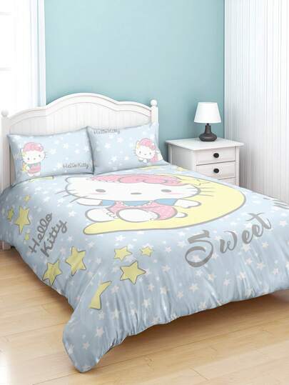 HELLO KITTY AND FRIENDS | SHEIN 这款三件套卡通猫咪印花被套采用柔软保暖的磨毛面料制成。蓝色被套饰有星月图案，并提供多种尺寸，适用于单人床、双人床、加大双人床和特大双人床。