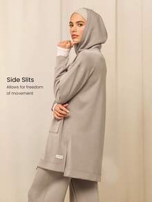 GLOWMODE X Reem Modest SoftSerene Modal Always Glowing 宽松版型，大腿长度，带口袋，侧开衩下摆，连帽长袖，日常休闲装 - 卡其色 - 查看 3