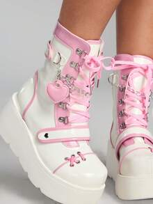 ROMWE Kawaii Giày bốt nữ thời trang Thu Đông 2025 phong cách Punk đế dày mũi tròn khóa kéo bên hông màu hồng đào hình trái tim, giày bốt cao cấp nữ nhẹ, chống trượt, mềm mại và thoải mái có dây xích, giày bốt nữ gót liền polyurethane cao, giày bốt nữ sinh viên đại học thích hợp cho Halloween, giày bốt cao gót đen, giày bốt nữ màu nâu cho Giáng sinh. - trắng - Xem 3