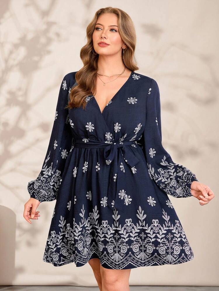 プラスサイズ女性のVネック長袖ベルト付きフローラルプリントショートドレス、カジュアルバケーションスタイル、ネイビーブルー