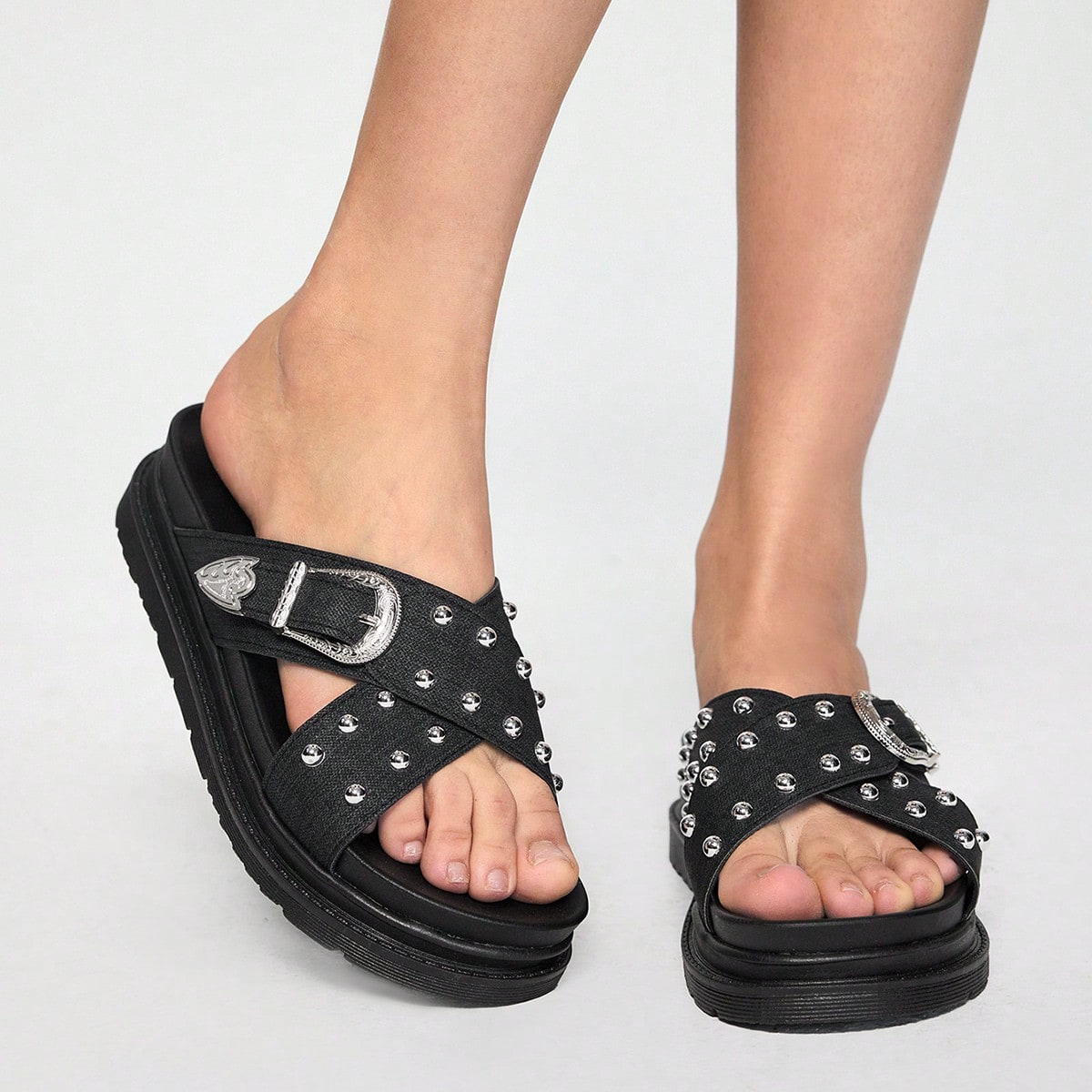 Sandalias casuales de mujer de estilo punk rock con remaches y tachas, nueva moda de verano con suelas gruesas y hebilla metálica, sandalias negras d