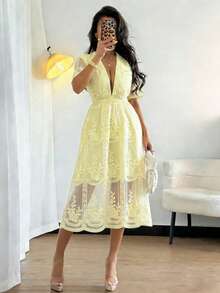 Rafferiza Robe élégante à col en V, manches courtes, en tissu brodé à maille en forme de X. Robe d'été gracieuse, robe jaune, robe jaune pour le Nouvel An - Jaune d'oie - Voir 1