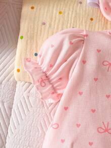 SHEIN 4件套新生女宝宝礼盒 | 粉色短袖连体衣+发带+围兜+手套，爱心蝴蝶结印花，荷叶边装饰，柔软亲肤，适合婴儿派对、聚会、拍照等场合 - 粉色 - 查看 6