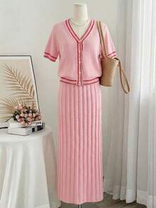 SHEIN Raffinéa Bộ đồ dệt kim nữ mùa xuân sớm, kiểu dáng retro mới, đa năng, màu hồng ngọt ngào với viền tương phản, cổ chữ V, tay ngắn, phối cùng áo dệt kim dáng rộng cài cúc ngọc trai tinh tế, kết hợp với chân váy dệt kim ôm sát, tạo nên một bộ đồ dệt kim hoàn hảo. - Hồng - Xem 2
