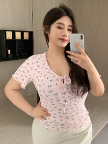 Dazy Plus Áo thun ngắn tay dáng lửng họa tiết hoa nhí thắt nơ phía trước, thích hợp cho mùa hè. - Màu Hồng baby - Xem 5