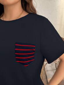 SHEIN LUNE Camiseta casual plus size listrada com detalhes em patchwork e bolsos em cores contrastantes. Estilo western. - Azul - Ver 3