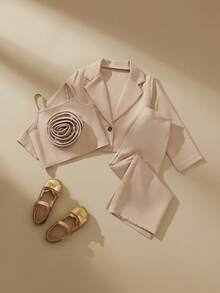 SHEIN 3 Stücke/Set Outfit für Kleine Mädchen: Kurze Jacke mit Hemdkragen + Camisole mit Blumenapplikation + Weite Hose, 4-Jahreszeiten Set - Khaki - Übersicht 3