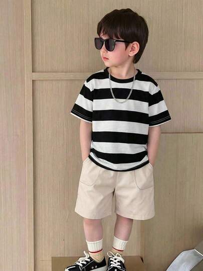 SHEIN Set de 2 piezas de camiseta de manga corta con cuello redondo y bolsillo, con estampado de rayas y contraste de color, y pantalones cortos de unicolor, para niños pequeños, cómodo y versátil