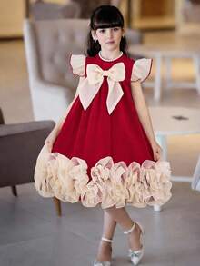 SHEIN 女童3D立体花卉拼接荷叶边露背蝴蝶结优雅无袖连衣裙，针织圆领拼接荷叶边大蝴蝶结装饰修身A字连衣裙，撞色设计，红色，适合家庭度假，可爱优雅时尚，派对装，生日装，华丽公主风，母女/姐妹装。春夏款。华丽公主风，正式场合，姐妹装，派对装 - 紅色 - 查看 4